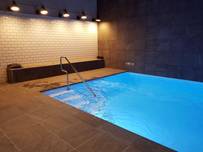 Prefab tegenstroomzwembad (C-Model) vervaardigd uit zeer hoogwaardige kunststof. Door dak van 13e verdieping (!) geplaatst in prestigieus hotel. ~Amsterdam