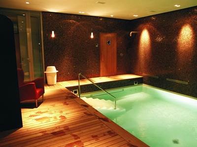 Swimstream 2000 tegenstroomzwembad met wateraanzuiging aan de tegenovergestelde zijde. Volledig verzorgd met sauna, ontvochtiging, mozaïek, hardhout, elektrisch verwarmend glas, etc. ~Sneek