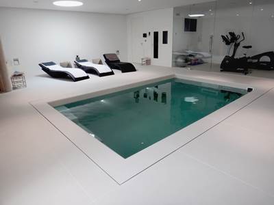 Prefab betonnen zwembad met SWIMSTREAM C-Model in kelder. ~Oegstgeest