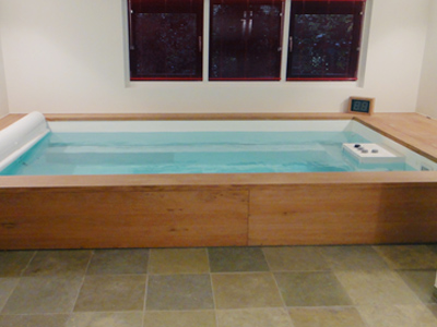 Zwemmachines van Swimstream maken het mogelijk om in kleine ruimtes te zwemmen. Dit ARTH-Pool bad is in een bestaande kamer gerealiseerd.